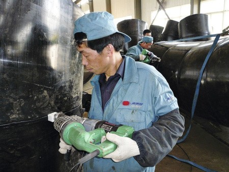 Ручной сварочный экструдер FUSION 2 при сварке резервуаров Ручной сварочный экструдер FUSION 2 при сварке резервуаров