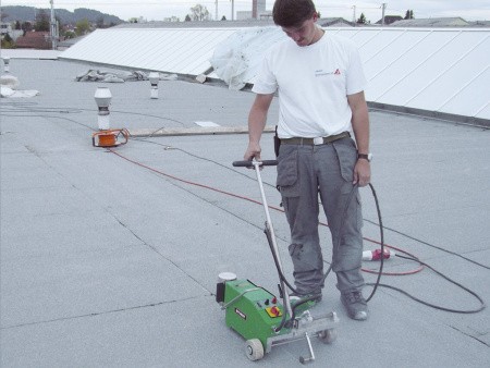 Сварочный автомат горячего воздуха BITUMAT B2 - простота и удобство сварки битумных покрытий Сварочный автомат горячего воздуха BITUMAT B2 - простота и удобство сварки битумных покрытий